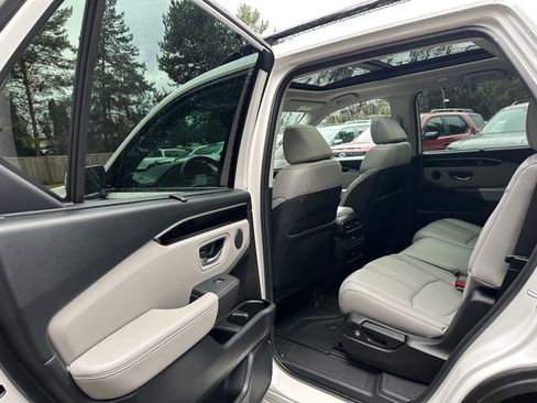 Used 2023 Honda Pilot Touring image 16