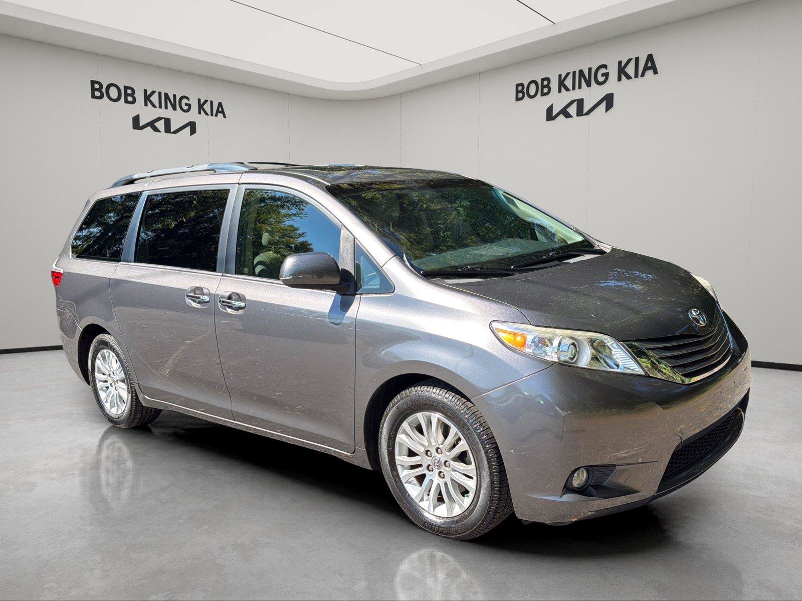 Used 2017 Toyota Sienna XLE w/ Cargo Management Package FWD image 7