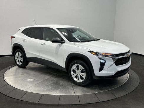 Used 2025 Chevrolet Trax LS image 2