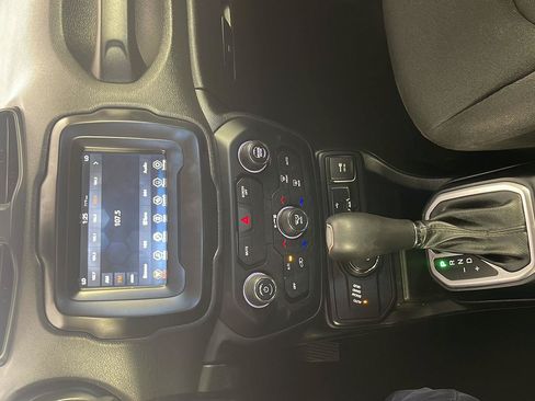Used 2018 Jeep Renegade Latitude w/ Cold Weather Group AWD/4WD image 19