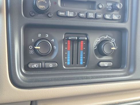 Used 2004 Chevrolet Suburban LS image 17