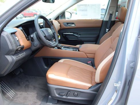 New 2026 Nissan Pathfinder Platinum AWD/4WD image 11