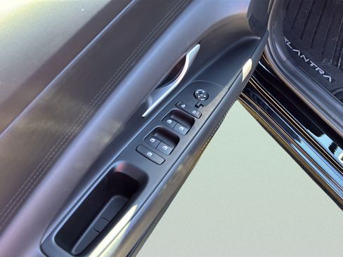 Certified 2025 Hyundai Elantra SE FWD image 11