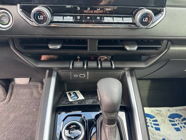 Used 2025 Chevrolet Colorado Trail Boss AWD/4WD image 21