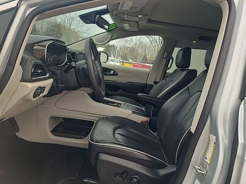 Used 2024 Chrysler Pacifica Limited image 10