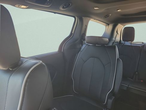 New 2026 Chrysler Pacifica Limited w/ S Appearance Package image 12
