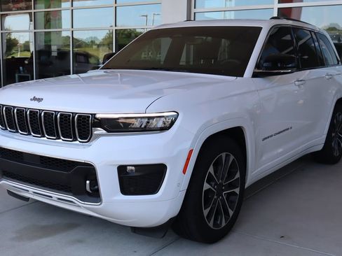 Used 2023 Jeep Grand Cherokee Overland AWD/4WD image 3