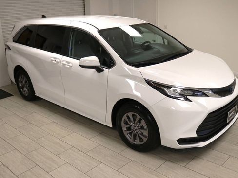 Used 2021 Toyota Sienna LE FWD image 98