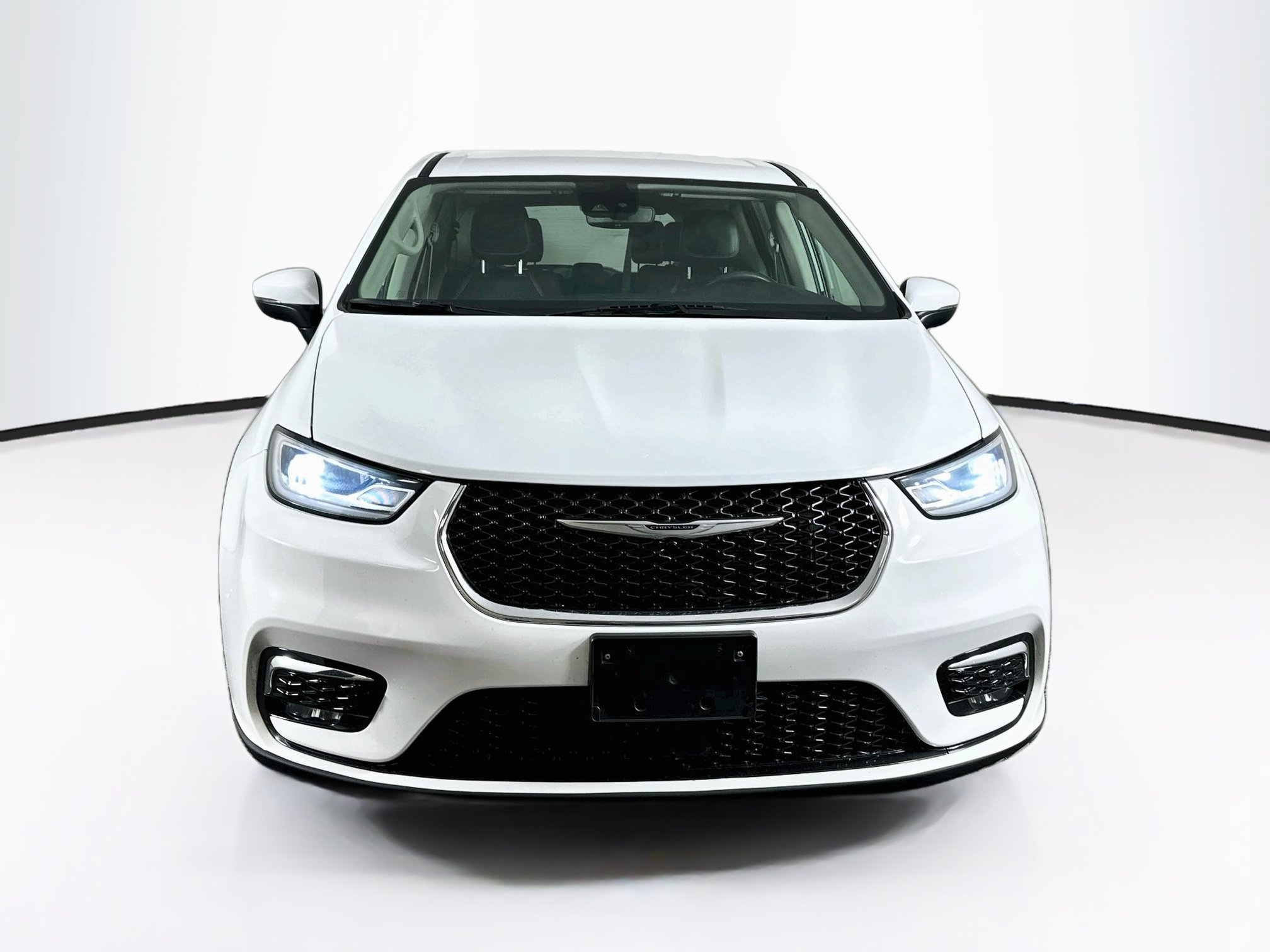 Used 2023 Chrysler Pacifica Touring-L FWD image 2