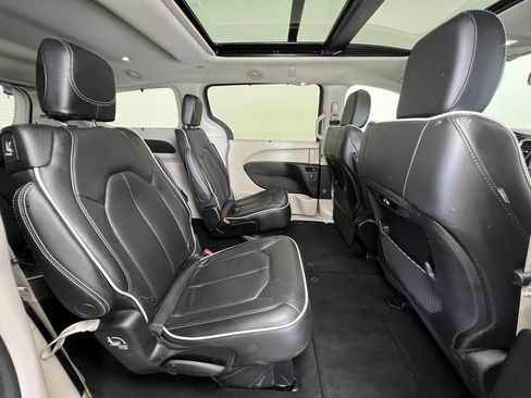 Used 2023 Chrysler Pacifica Limited image 10