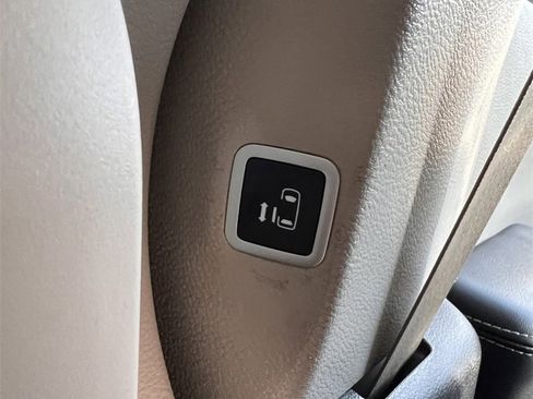 Used 2024 Chrysler Pacifica Touring-L image 20