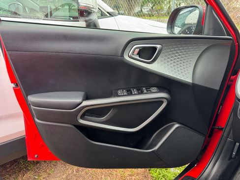 Used 2025 Kia Soul LX w/ LX Technology Package image 16