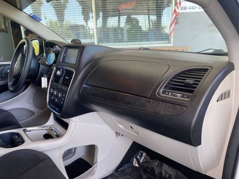 Used 2014 Dodge Grand Caravan SXT FWD image 29