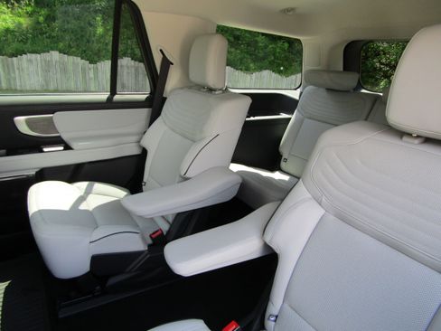 Used 2025 Ford Expedition Platinum w/ Platinum Ultimate Package AWD/4WD image 29