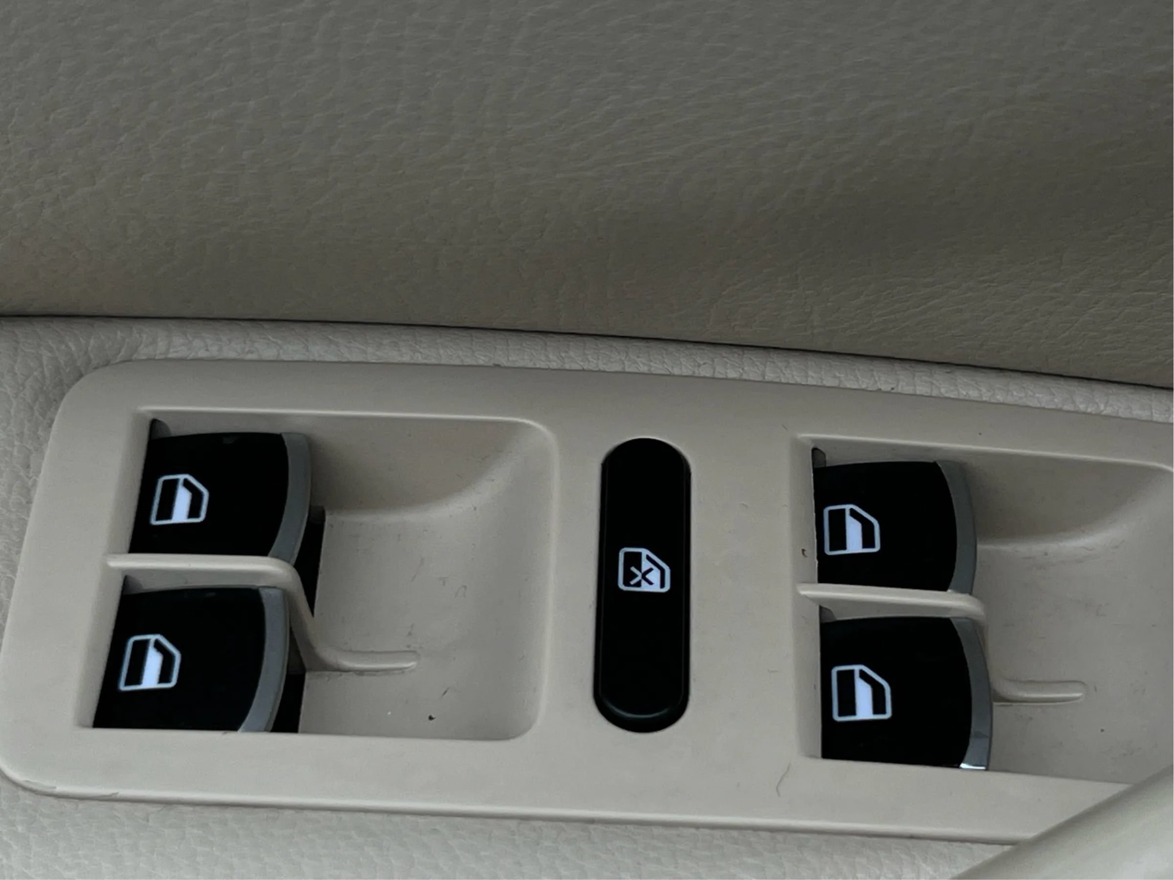 Used 2012 Volkswagen Passat TDI SE FWD image 37