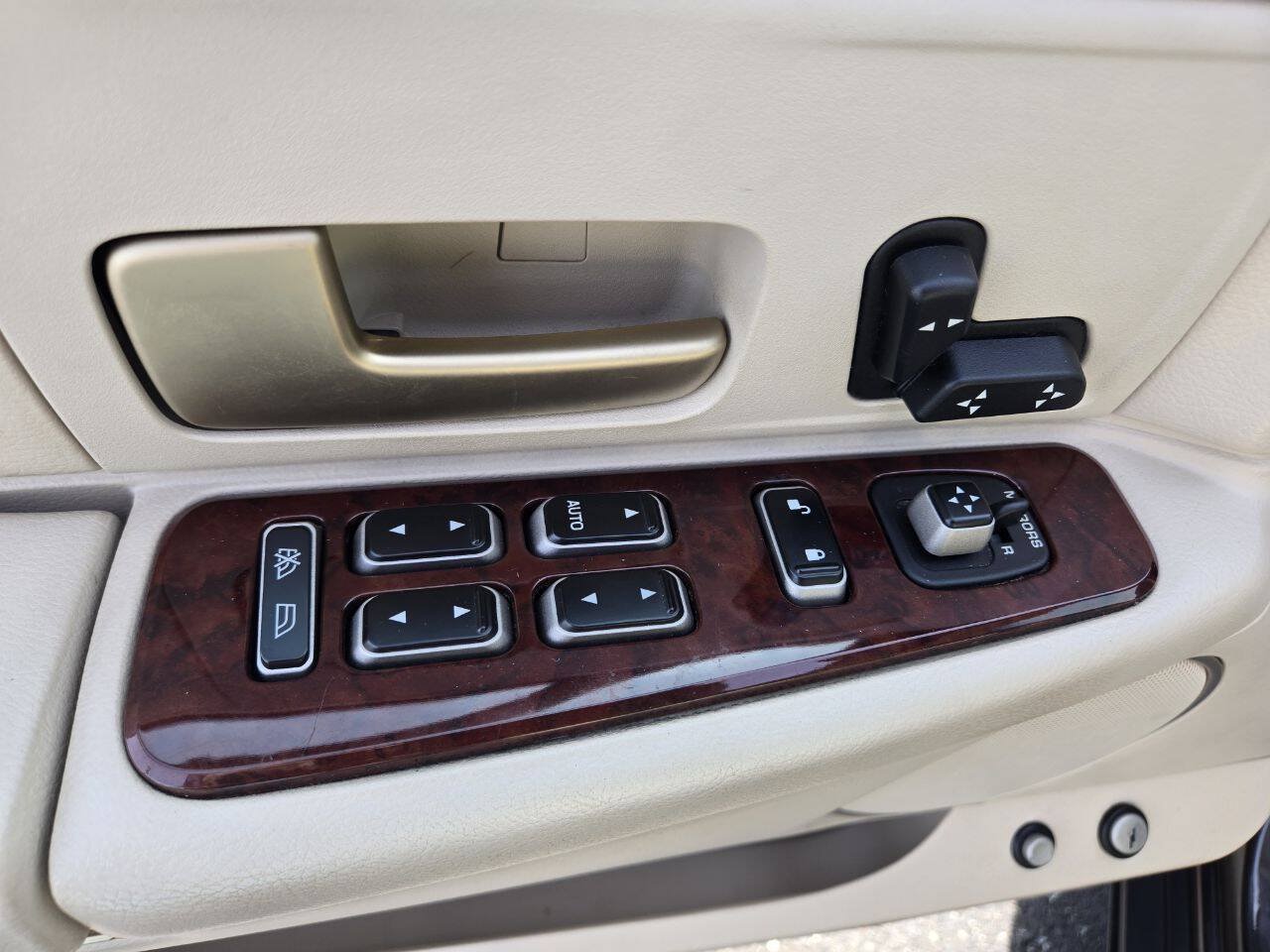 Used 2005 Lincoln Town Car Signature RWD image 15