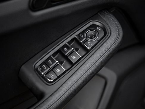Certified 2024 Porsche Macan AWD/4WD image 22