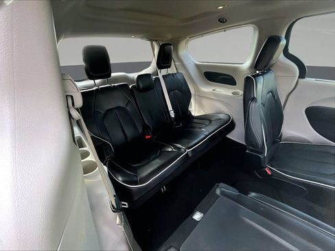 Used 2023 Chrysler Pacifica Limited FWD image 29
