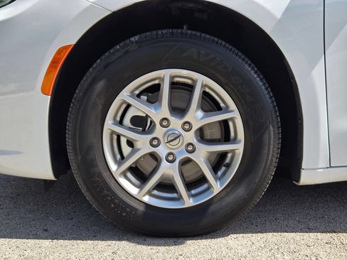 Used 2025 Chrysler Pacifica Select FWD image 30