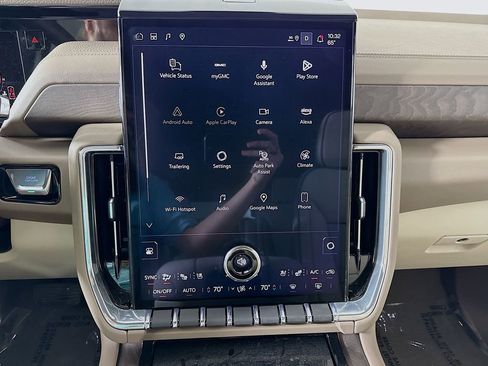 Used 2025 GMC Yukon Denali w/ Advanced Technology Package AWD/4WD image 14