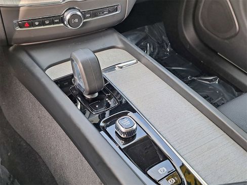 Used 2025 Volvo XC60 B5 Plus image 13