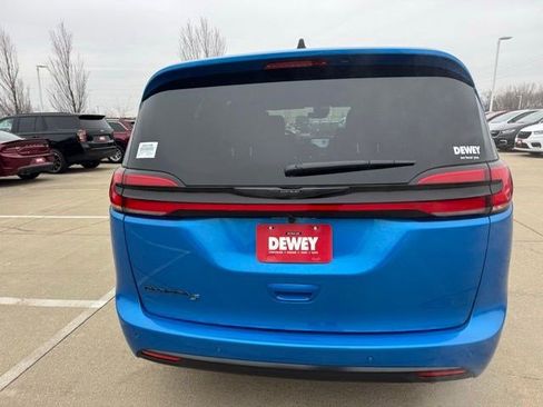 New 2026 Chrysler Pacifica Select FWD image 6