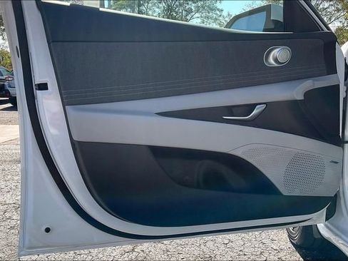 New 2025 Hyundai Elantra Limited image 23