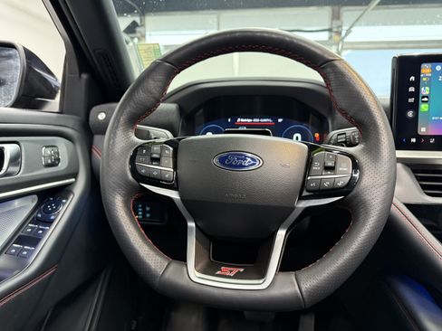 Used 2025 Ford Explorer ST image 18