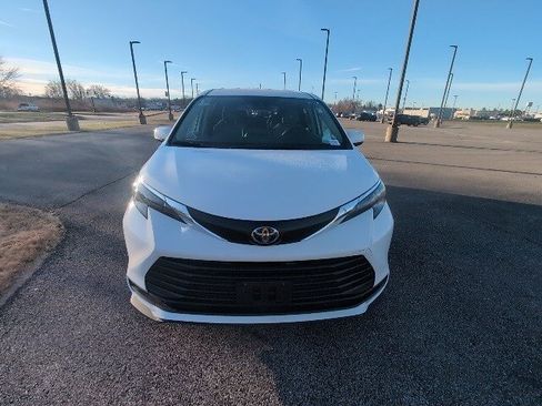 Certified 2024 Toyota Sienna LE image 8