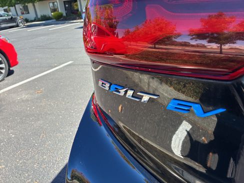 Used 2018 Chevrolet Bolt LT FWD image 12