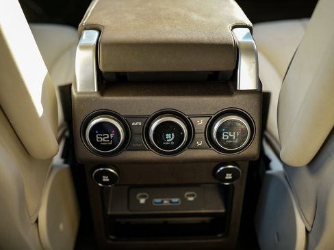 Used 2019 Land Rover Discovery HSE image 39