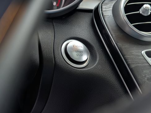 Used 2018 Mercedes-Benz GLC 300 4MATIC image 23