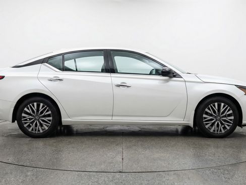 Used 2025 Nissan Altima 2.5 SV image 11