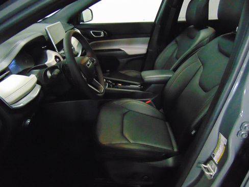 Used 2024 Jeep Compass Limited w/ Sun and Sound Group AWD/4WD image 10