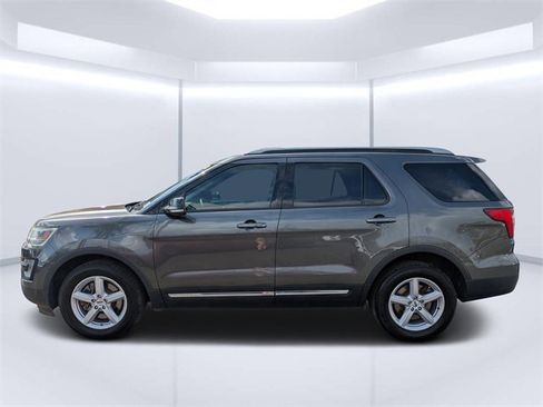 Used 2017 Ford Explorer XLT w/ Equipment Group 202A image 6