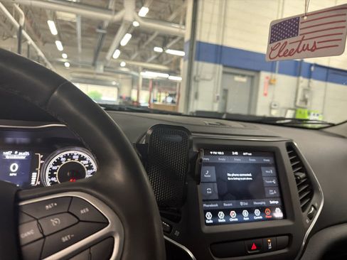 Used 2022 Jeep Cherokee Latitude AWD/4WD image 9