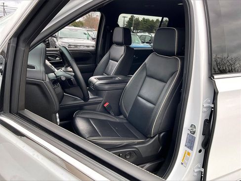 Used 2024 GMC Yukon XL SLT image 9