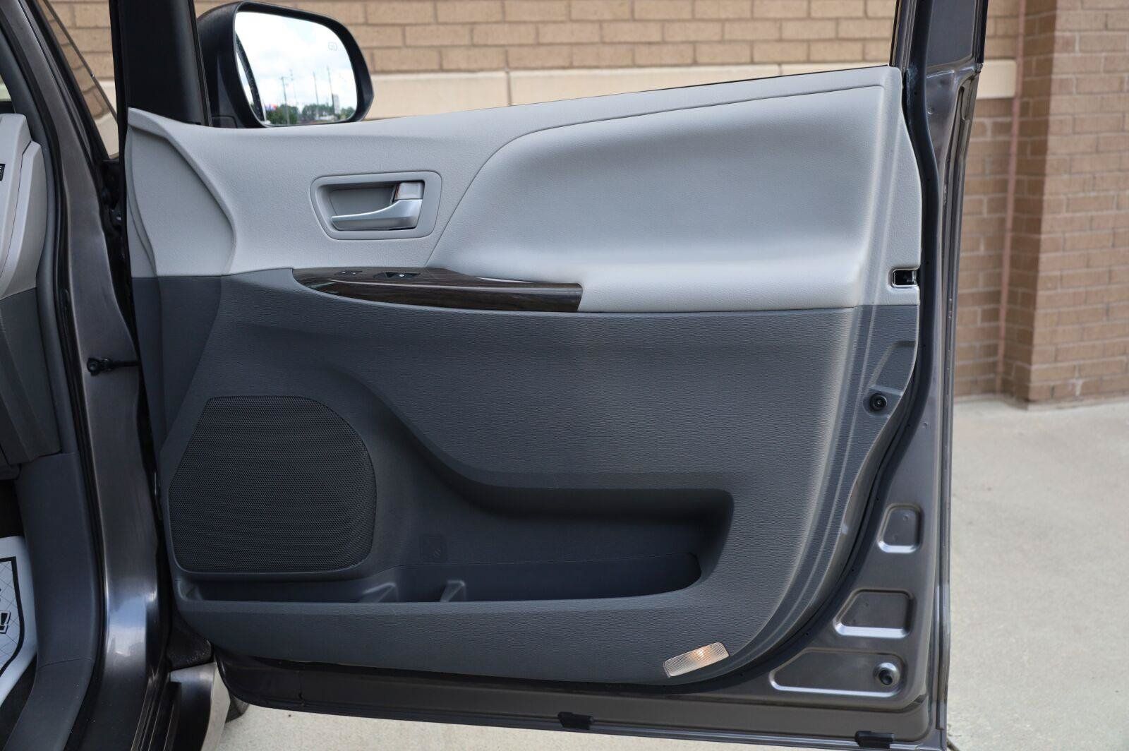 Used 2019 Toyota Sienna XLE Premium FWD image 21