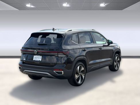 Used 2025 Volkswagen Taos SE AWD/4WD image 9
