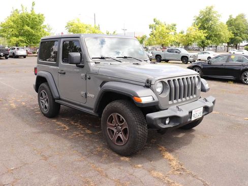 Used 2018 Jeep Wrangler Sport AWD/4WD image 3