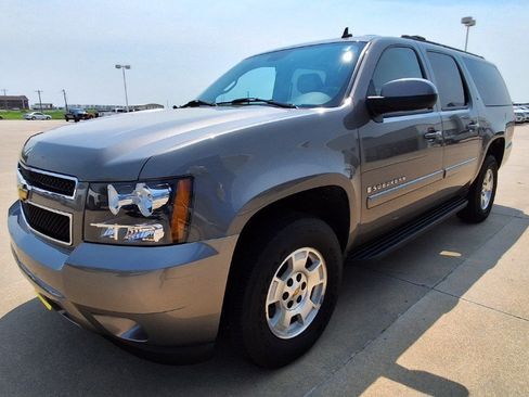 Used 2008 Chevrolet Suburban LT w/ LT Preferred Equipment Group AWD/4WD image 4