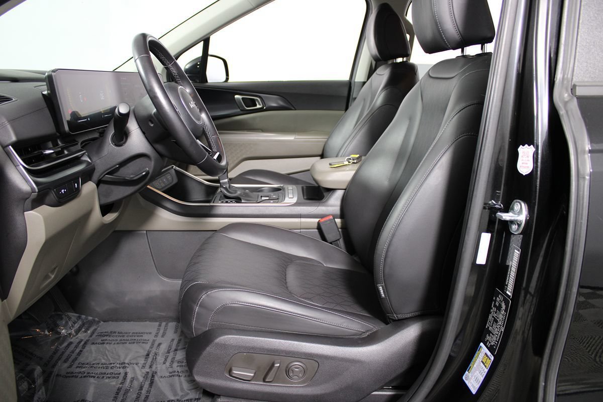 Used 2025 Kia Carnival FWD image 10