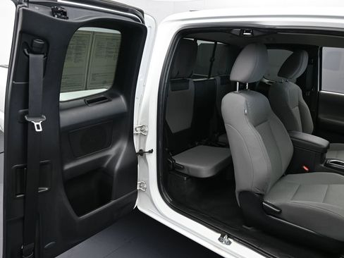 Used 2022 Toyota Tacoma SR image 33