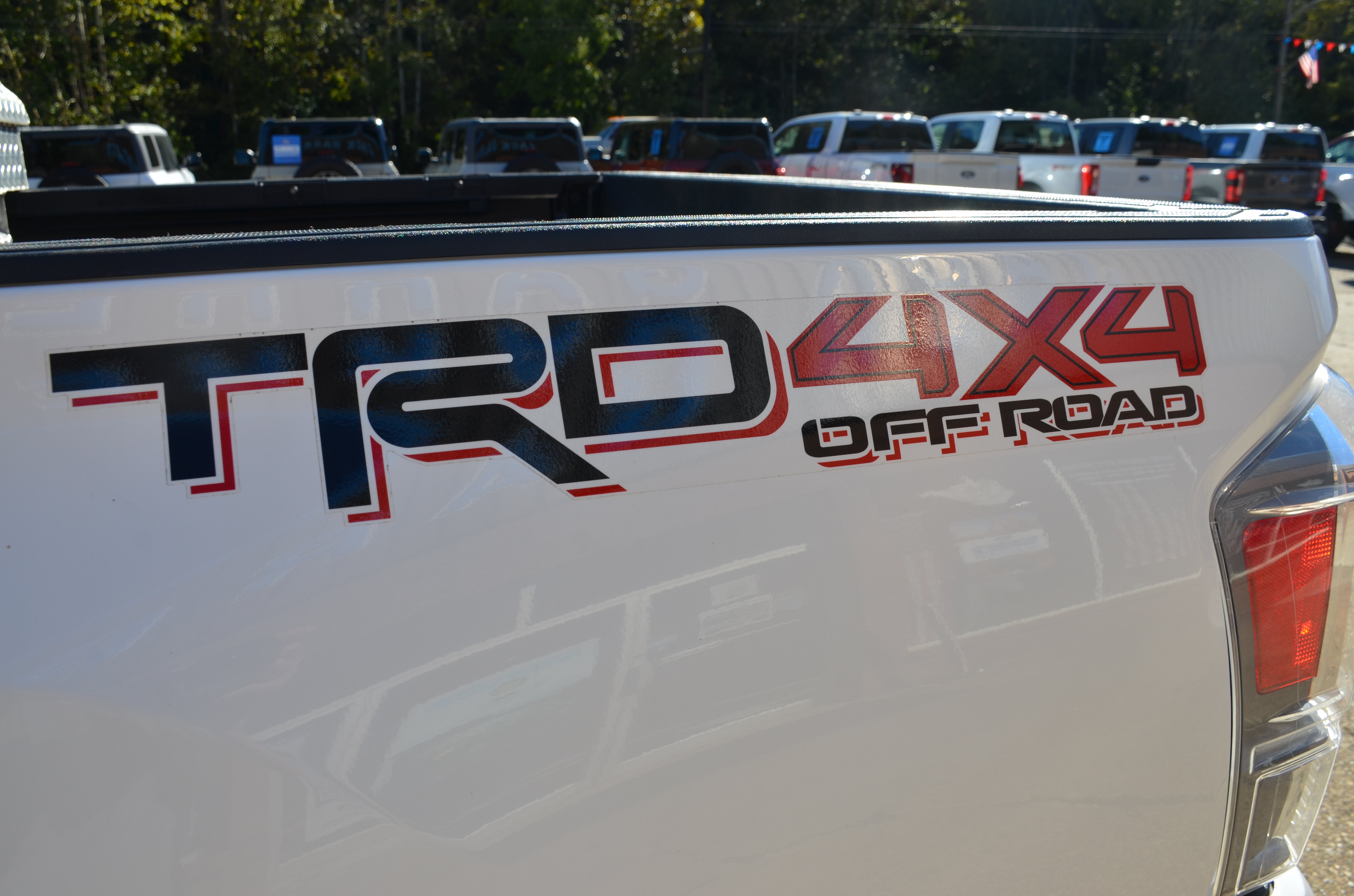 Used 2023 Toyota Tacoma TRD Off-Road w/ Technology Package AWD/4WD image 16