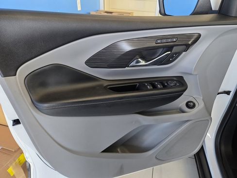 Used 2023 GMC Terrain SLT image 12