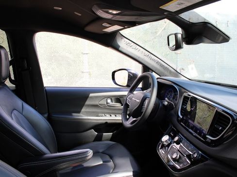 Used 2025 Chrysler Pacifica Select FWD image 19