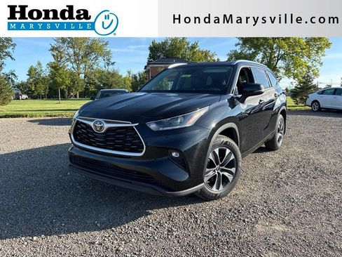 Used 2021 Toyota Highlander XLE AWD/4WD image 1