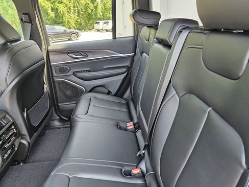 New 2025 Jeep Grand Cherokee Limited w/ Black Appearance Package image 31