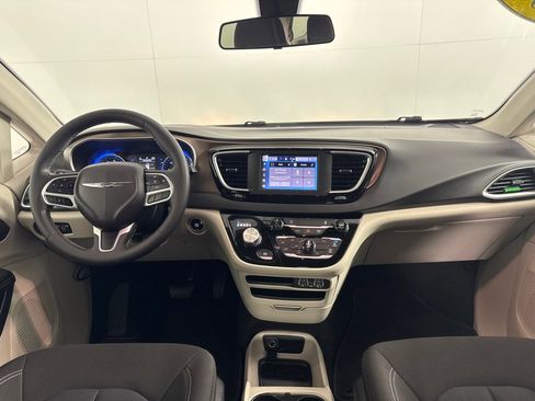 Used 2022 Chrysler Voyager LX image 29