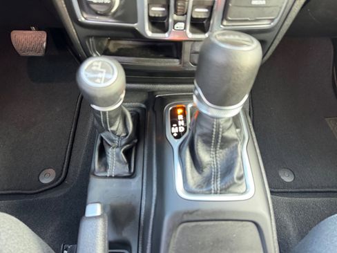 Certified 2025 Jeep Gladiator Sport image 19